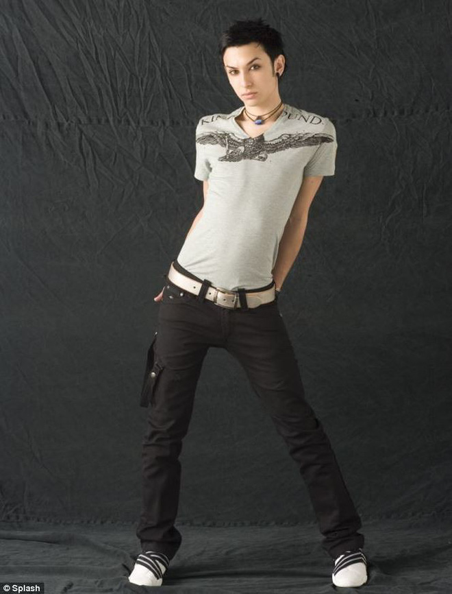 Bị bạn trai cũ đe dọa, ca sĩ chuyển giới công khai bị nhiễm HIV