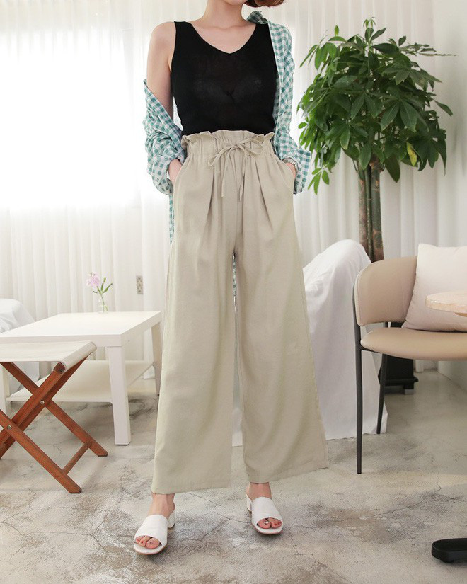 Hè này nếu mua quần culottes, bạn hãy chọn loại cạp chun bản to để sơ vin với áo gì cũng xinh Hè này nếu mua quần culottes, bạn hãy chọn loại cạp chun bản to để sơ vin với áo gì cũng xinh