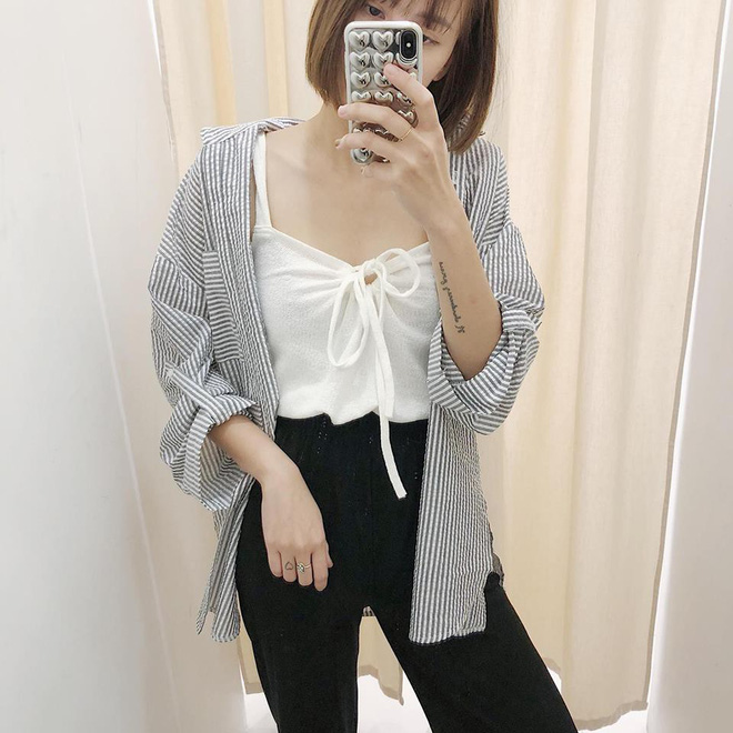 Hè này nếu mua quần culottes, bạn hãy chọn loại cạp chun bản to để sơ vin với áo gì cũng xinh