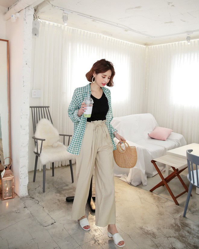Hè này nếu mua quần culottes, bạn hãy chọn loại cạp chun bản to để sơ vin với áo gì cũng xinh Hè này nếu mua quần culottes, bạn hãy chọn loại cạp chun bản to để sơ vin với áo gì cũng xinh