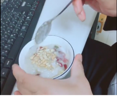 Clip anh chồng mếu máo khóc vì bị vợ ép... ăn chè: Suốt ngày nấu bắt người ta ăn, bảo sao không lên cân