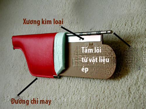 Khách Việt tá hỏa khi tấm che nắng xe Toyota làm từ bìa carton