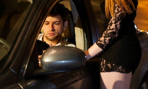 Phát hiện chồng lừa dối, vợ tính phí 40 bảng mỗi lần làm chuyện ấy