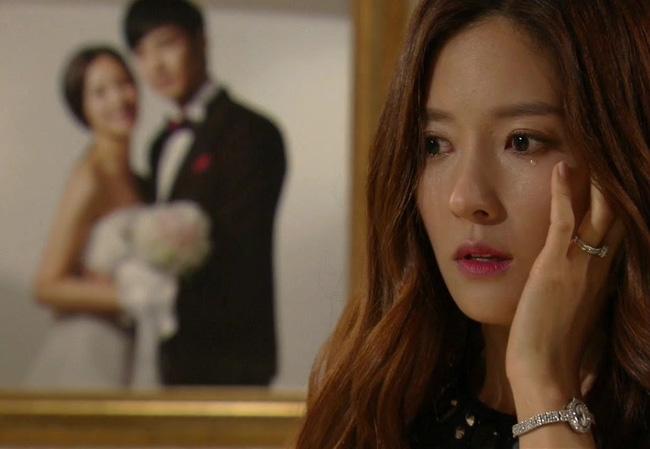 Ngay từ đêm tân hôn, chồng đã bỏ tôi lại một mình để đi với khách quen