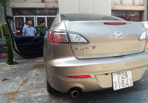 Tài xế ôtô kéo lê nạn nhân 2 km rồi bỏ trốn