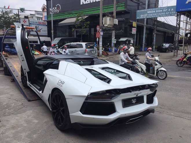 Lamborghini Aventador mui trần 40 tỷ chuyển hộ khẩu vào Sài Gòn