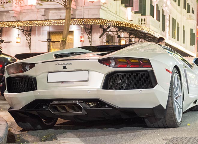 Lamborghini Aventador mui trần 40 tỷ chuyển hộ khẩu vào Sài Gòn
