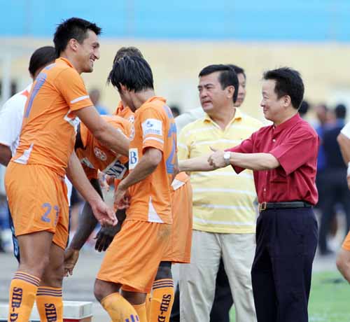 Bầu Hiển nói gì trước tin đồn ngừng tài trợ cho SHB Đà Nẵng?