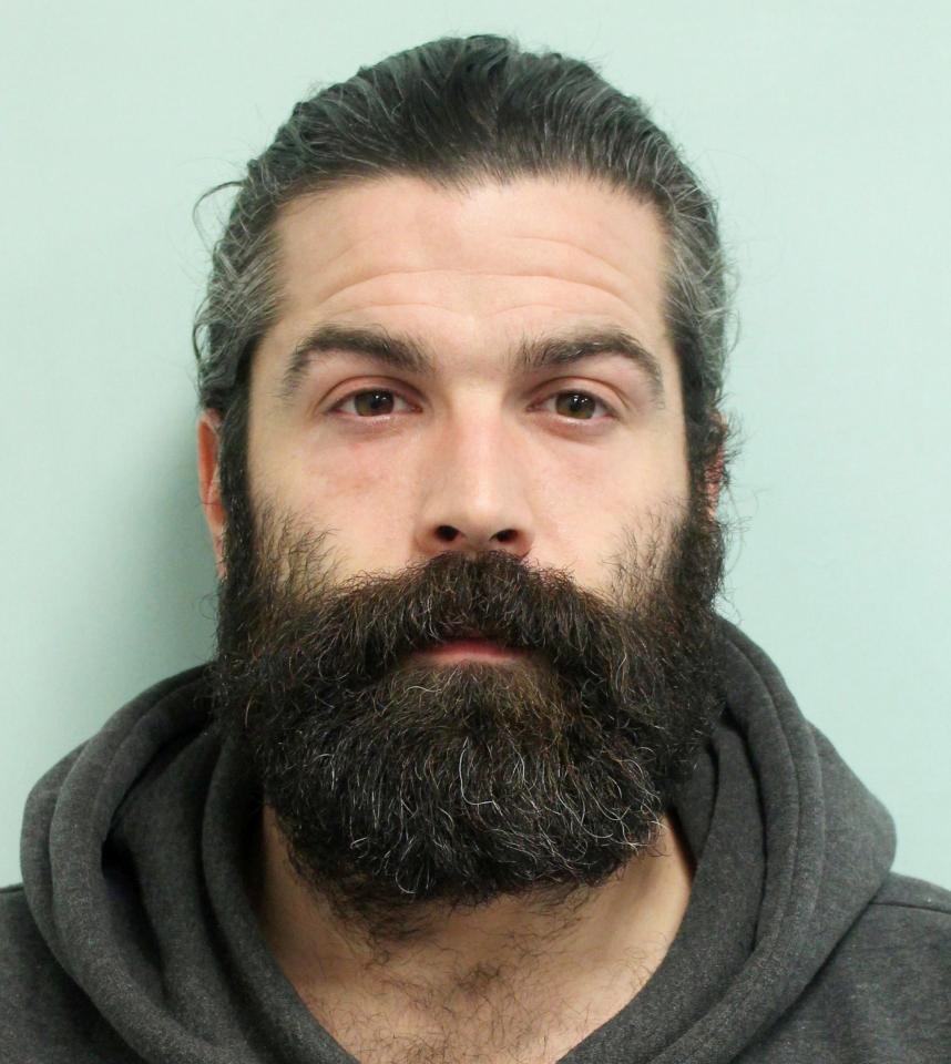 Người đàn ông phải khai báo với cảnh sát mỗi khi làm chuyện ấy