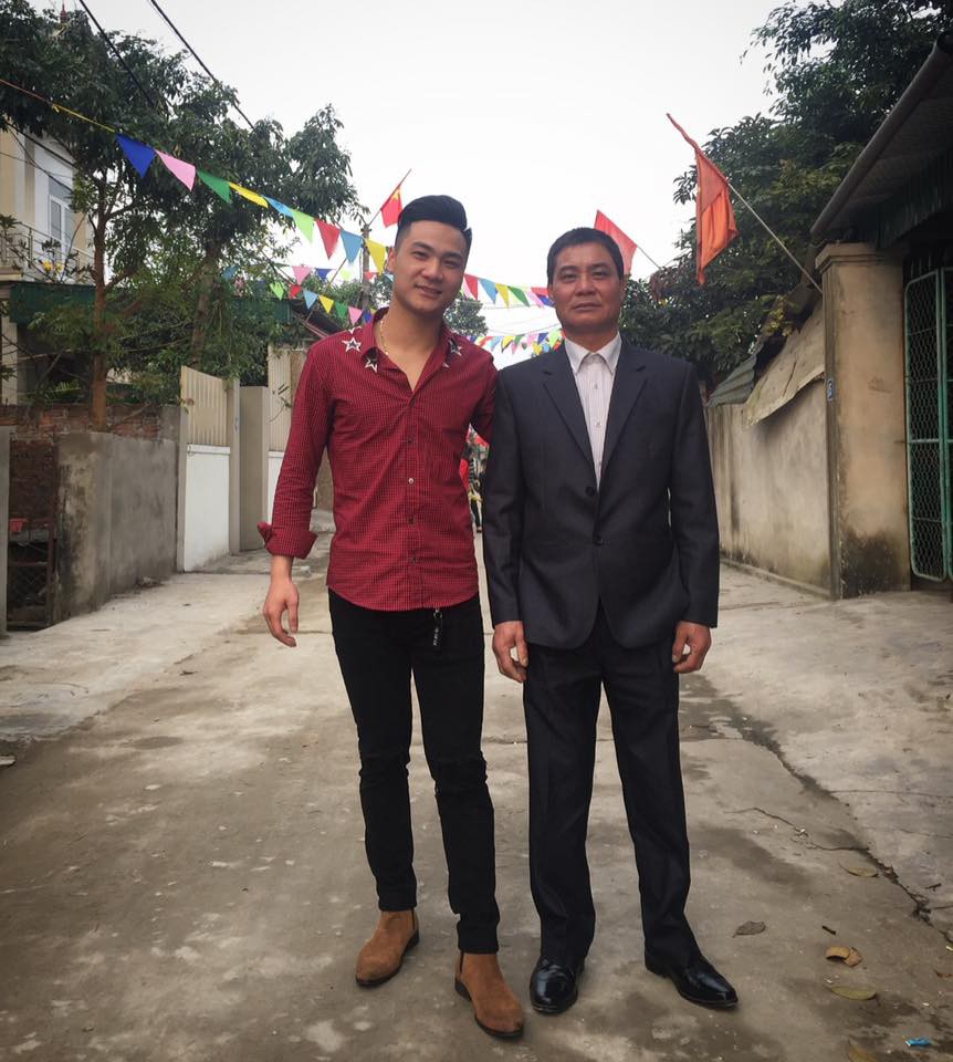 Các thanh niên khoe ảnh chụp cùng bố mẹ để chứng minh sức mạnh của di truyền là có thật