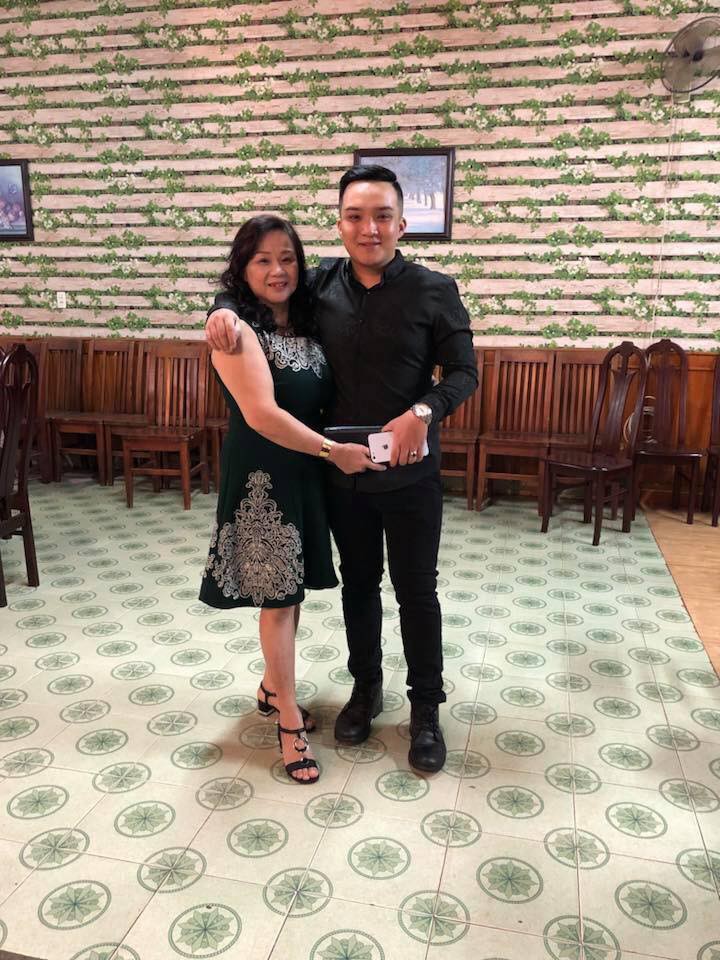 Các thanh niên khoe ảnh chụp cùng bố mẹ để chứng minh sức mạnh của di truyền là có thật