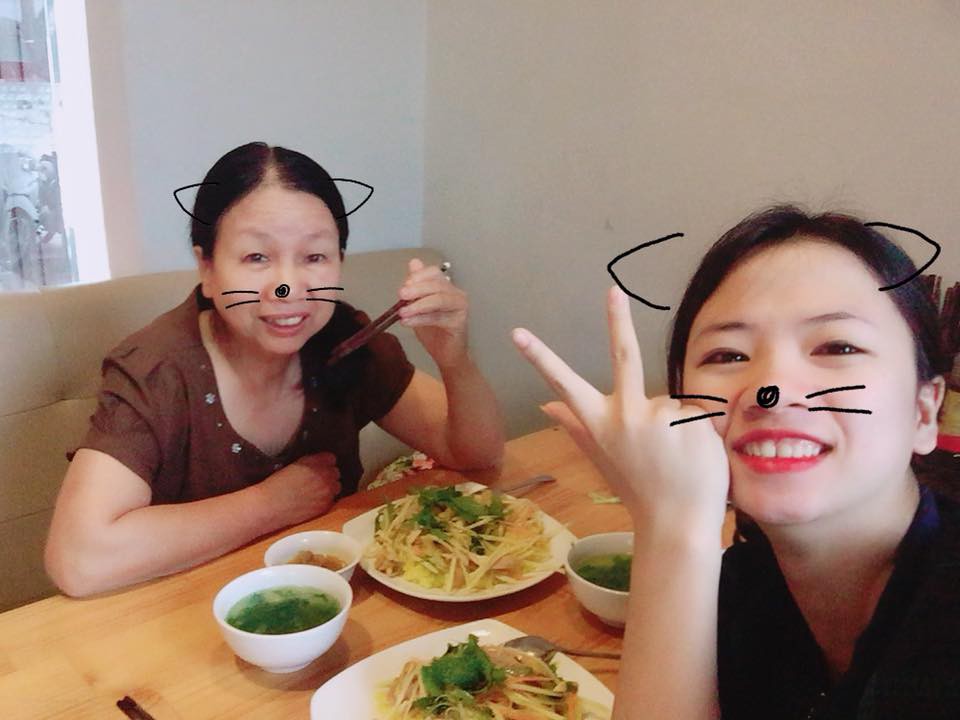 Các thanh niên khoe ảnh chụp cùng bố mẹ để chứng minh sức mạnh của di truyền là có thật