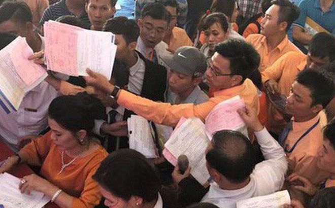 Hàng ngàn xế hộp đổ bộ Long Thành, ồ ạt xuống tiền gom đất, thổi giá tăng nóng từng ngày Hàng ngàn xế hộp đổ bộ Long Thành, ồ ạt xuống tiền gom đất, thổi giá tăng nóng từng ngày
