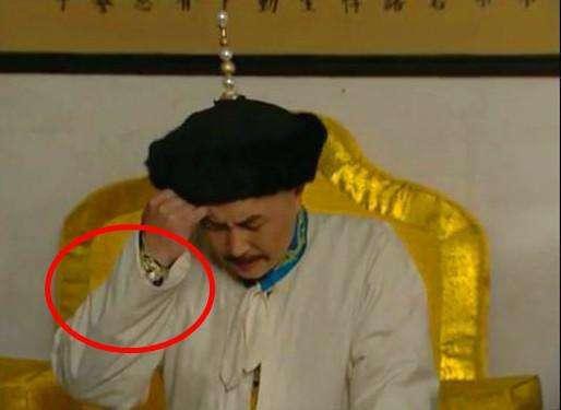 Sạn khó tin trong phim cổ trang: Hoàng đế đeo đồng hồ, xuất hiện cột điện cao thế