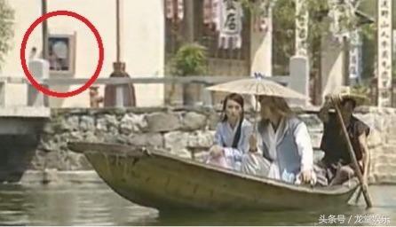 Sạn khó tin trong phim cổ trang: Hoàng đế đeo đồng hồ, xuất hiện cột điện cao thế