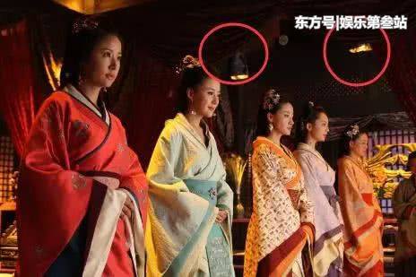 Sạn khó tin trong phim cổ trang: Hoàng đế đeo đồng hồ, xuất hiện cột điện cao thế