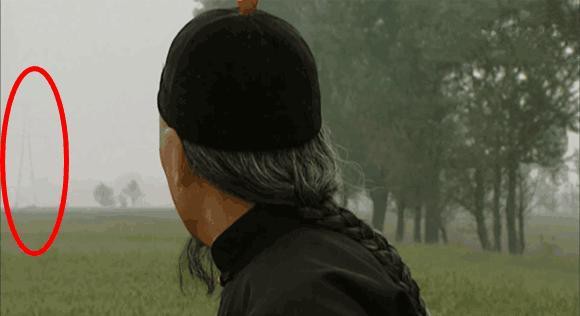 Sạn khó tin trong phim cổ trang: Hoàng đế đeo đồng hồ, xuất hiện cột điện cao thế