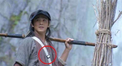 Sạn khó tin trong phim cổ trang: Hoàng đế đeo đồng hồ, xuất hiện cột điện cao thế