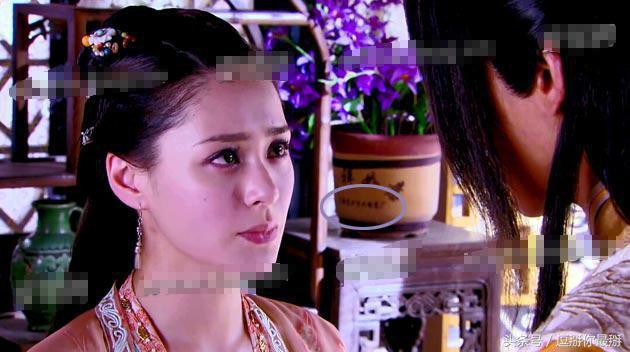 Sạn khó tin trong phim cổ trang: Hoàng đế đeo đồng hồ, xuất hiện cột điện cao thế