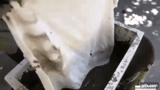 Anh chàng nhúng chiếc khăn cũ vào hỗn hợp xi măng lỏng rồi phơi khô, nhìn thấy ghê nhưng thành quả thu được khiến ai cũng muốn bắt chước