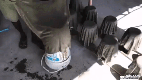 Anh chàng nhúng chiếc khăn cũ vào hỗn hợp xi măng lỏng rồi phơi khô, nhìn thấy ghê nhưng thành quả thu được khiến ai cũng muốn bắt chước