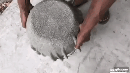 Anh chàng nhúng chiếc khăn cũ vào hỗn hợp xi măng lỏng rồi phơi khô, nhìn thấy ghê nhưng thành quả thu được khiến ai cũng muốn bắt chước