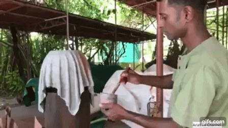 Anh chàng nhúng chiếc khăn cũ vào hỗn hợp xi măng lỏng rồi phơi khô, nhìn thấy ghê nhưng thành quả thu được khiến ai cũng muốn bắt chước