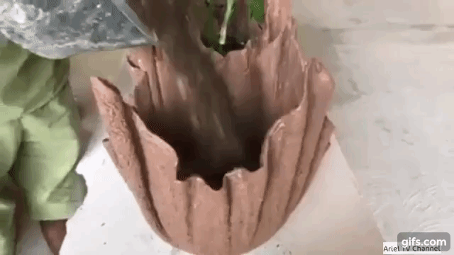 Anh chàng nhúng chiếc khăn cũ vào hỗn hợp xi măng lỏng rồi phơi khô, nhìn thấy ghê nhưng thành quả thu được khiến ai cũng muốn bắt chước