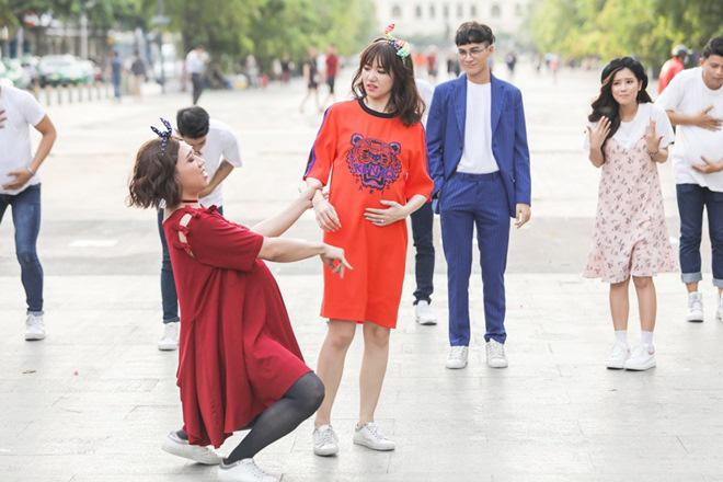 Vợ chồng Trấn Thành, Hoa hậu Kỳ Duyên vác bụng bầu giả làm loạn giữa phố