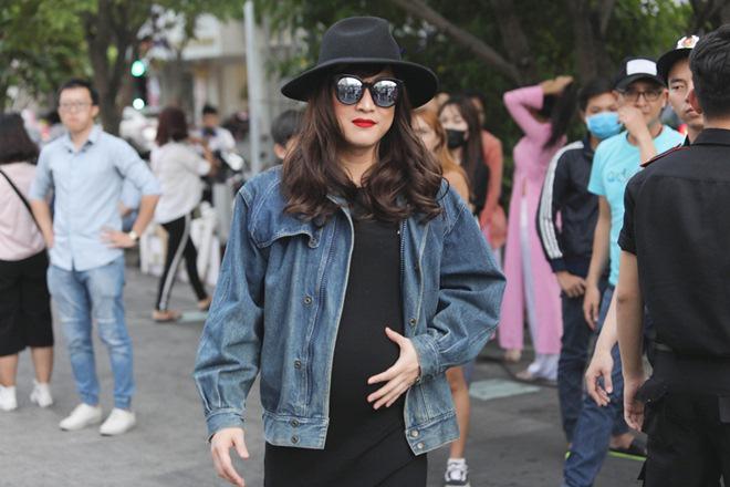 Vợ chồng Trấn Thành, Hoa hậu Kỳ Duyên vác bụng bầu giả làm loạn giữa phố