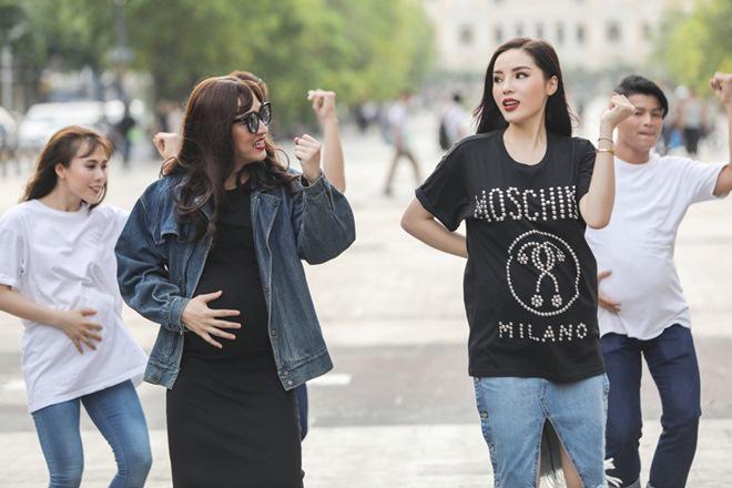Vợ chồng Trấn Thành, Hoa hậu Kỳ Duyên vác bụng bầu giả làm loạn giữa phố