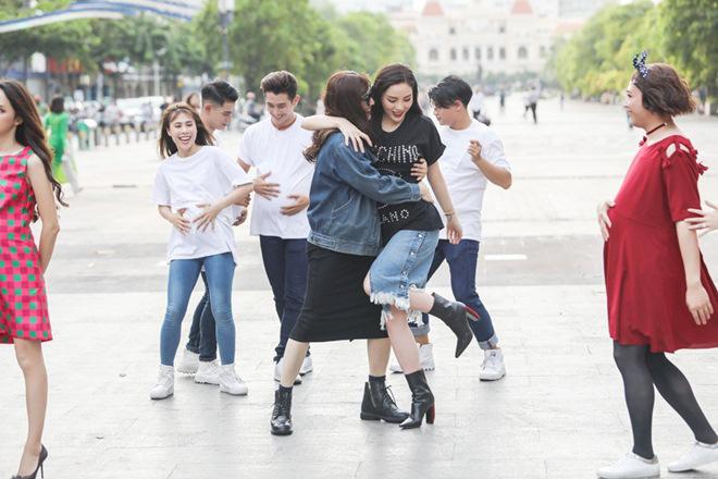 Vợ chồng Trấn Thành, Hoa hậu Kỳ Duyên vác bụng bầu giả làm loạn giữa phố