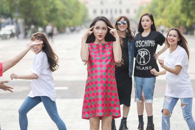 Vợ chồng Trấn Thành, Hoa hậu Kỳ Duyên vác bụng bầu giả làm loạn giữa phố