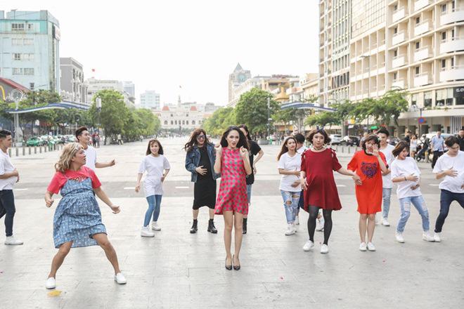 Vợ chồng Trấn Thành, Hoa hậu Kỳ Duyên vác bụng bầu giả làm loạn giữa phố