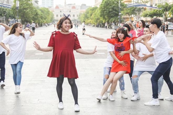 Vợ chồng Trấn Thành, Hoa hậu Kỳ Duyên vác bụng bầu giả làm loạn giữa phố