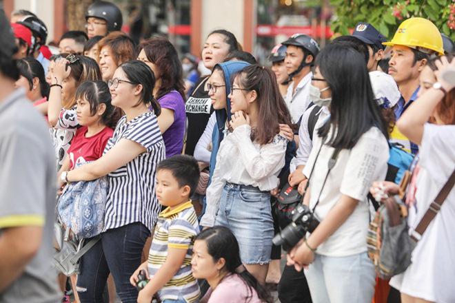 Vợ chồng Trấn Thành, Hoa hậu Kỳ Duyên vác bụng bầu giả làm loạn giữa phố
