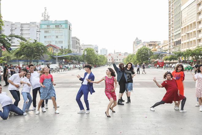 Vợ chồng Trấn Thành, Hoa hậu Kỳ Duyên vác bụng bầu giả làm loạn giữa phố