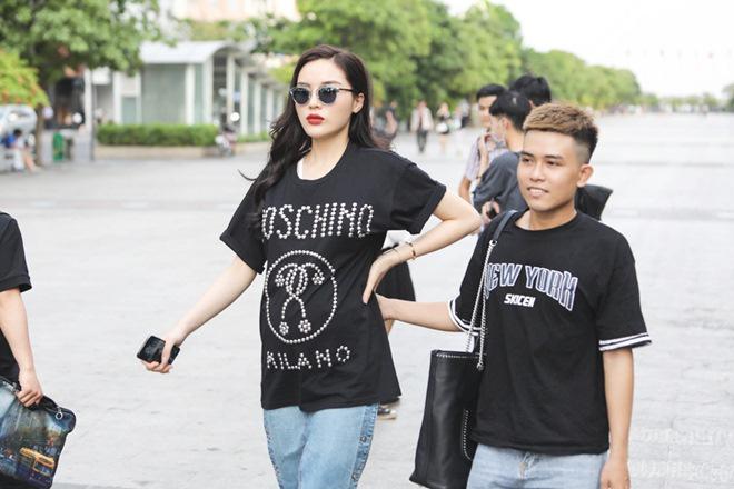 Vợ chồng Trấn Thành, Hoa hậu Kỳ Duyên vác bụng bầu giả làm loạn giữa phố