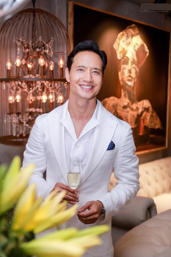 Kim Lý có phải là người giúp Hà Hồ mặc áo cô dâu lần cuối?