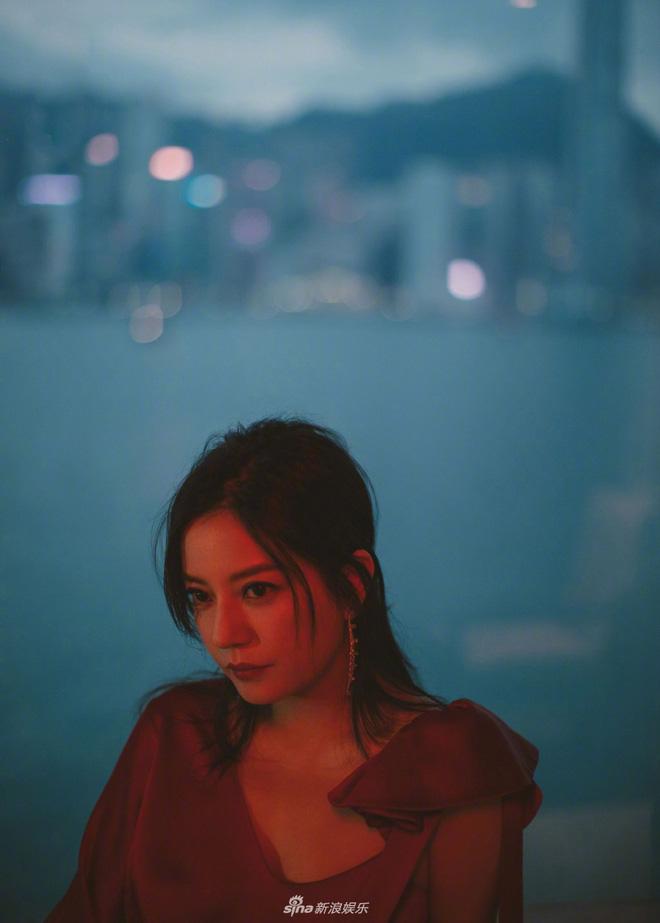 Vừa bị chê tăng cân, béo phì, Triệu Vy tung loạt ảnh mới khác một trời một vực