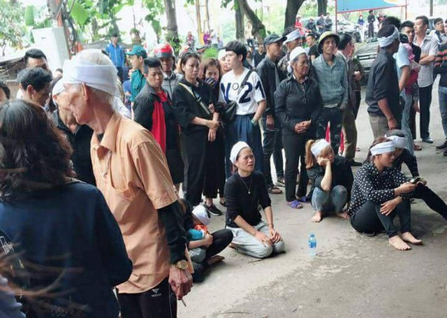 Nghi phạm xông vào nhà đâm bé trai 8 tuổi tử vong quan hệ thế nào với bố nạn nhân?