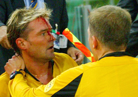 Vợ chồng trọng tài Oliver bị khủng bố