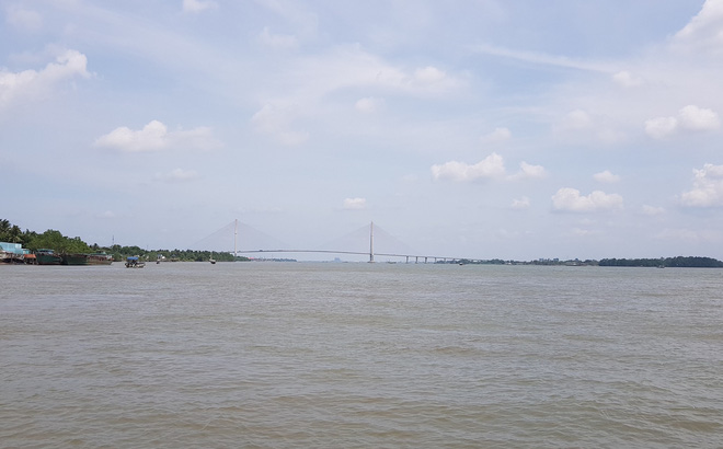 Mẹ dẫn đi vệ sinh trên đò ngang, bé gái rơi xuống sông Hậu tử vong