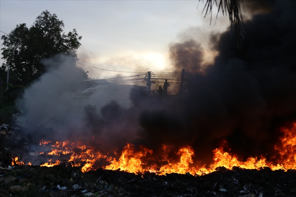 Hơn 500 học sinh nghỉ học do cháy lớn bãi tập kết phế liệu