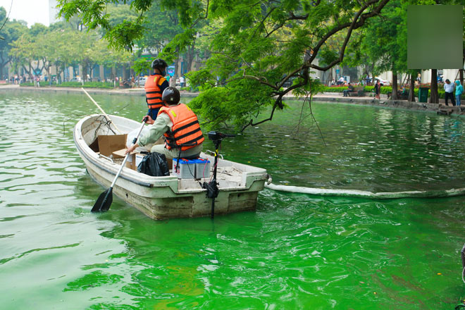 Sáng 17/4 nước Hồ Gươm bỗng xanh bất thường, phát hiện có tảo độc