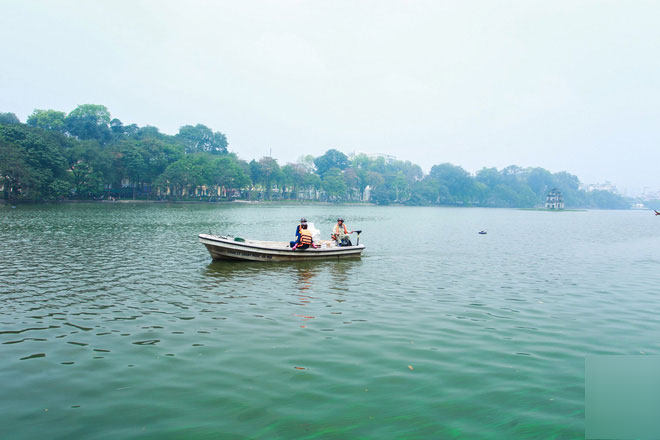 Sáng 17/4 nước Hồ Gươm bỗng xanh bất thường, phát hiện có tảo độc