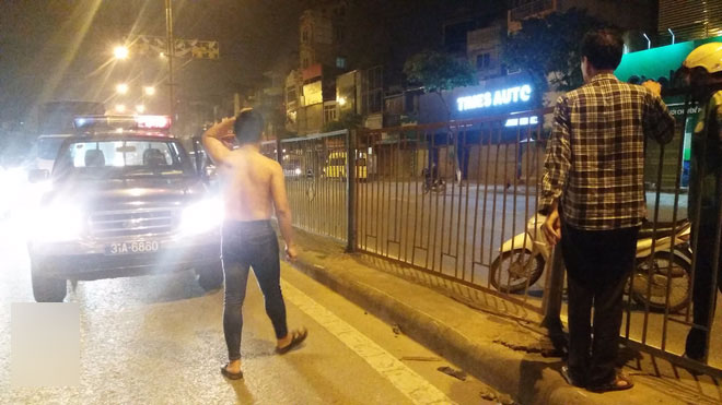 Hà Nội: Sau cú tạt đầu kinh hoàng, nam thanh niên đâm bật tung dải phân cách bằng sắt