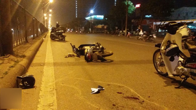 Hà Nội: Sau cú tạt đầu kinh hoàng, nam thanh niên đâm bật tung dải phân cách bằng sắt