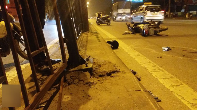 Hà Nội: Sau cú tạt đầu kinh hoàng, nam thanh niên đâm bật tung dải phân cách bằng sắt