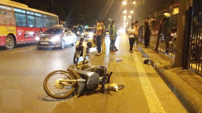 Hà Nội: Sau cú tạt đầu kinh hoàng, nam thanh niên đâm bật tung dải phân cách bằng sắt Hà Nội: Sau cú tạt đầu kinh hoàng, nam thanh niên đâm bật tung dải phân cách bằng sắt